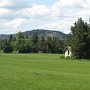 La plaine, en arrière le Castellas de Théziers