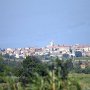 Au loin, sur sa butte, le village de Théziers